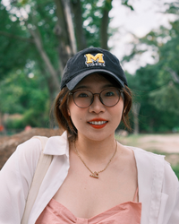 Photo of Duyi wearing a Missouri Tigers cap.